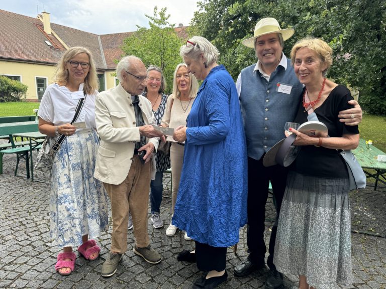Dieter von Levetzow inmitten von Mitgliedern des Künstlersozialwerks