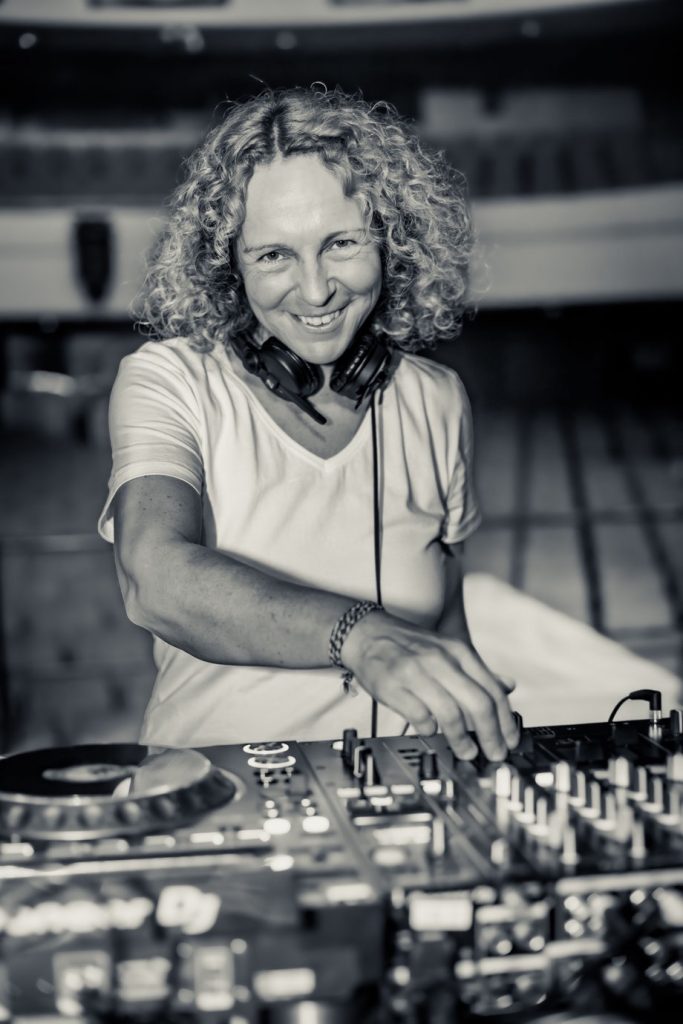 Stefanie Hopp, DJ Frau Hoppe, ist Mitglied im Künstlersozialwerk