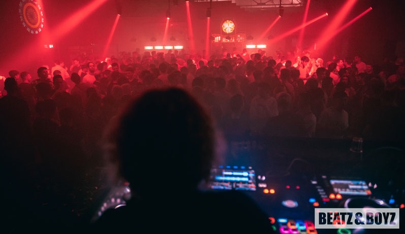 DJ Frau Hoppe, Mitglied im Künstlersozialwerk, am Mischpult
