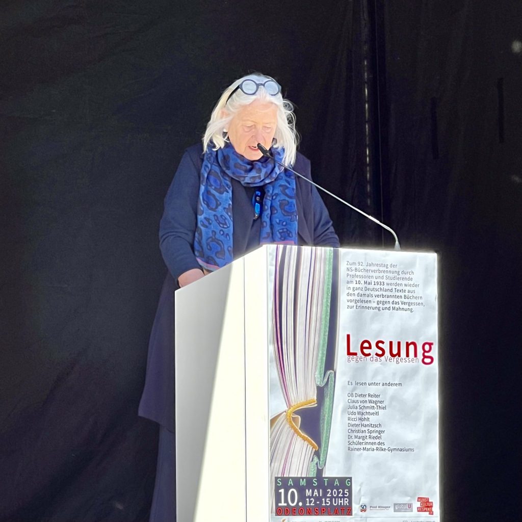Renate Hausdorf, Präsidentin des Künstlersozialwerks liest aus verbrannten Büchern